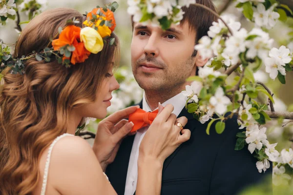 The bride and groom - photo in a flowery Park in the spring. — Stock Photo, Image