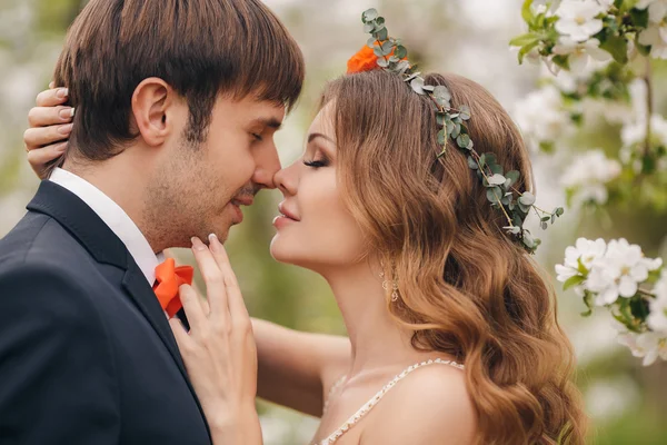 The bride and groom - photo in a flowery Park in the spring. — Stock Photo, Image