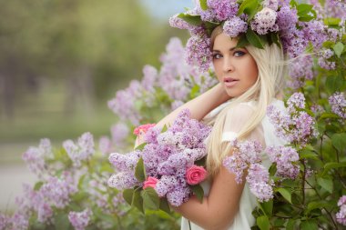 Bahar eflatun ile güzel bir kızın portresi.