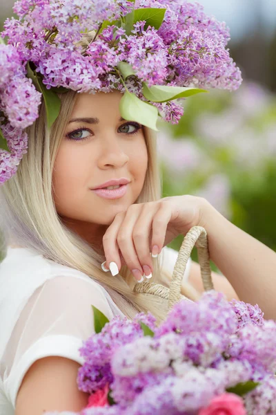 Retrato de primavera de una hermosa chica con lila . — Foto de Stock