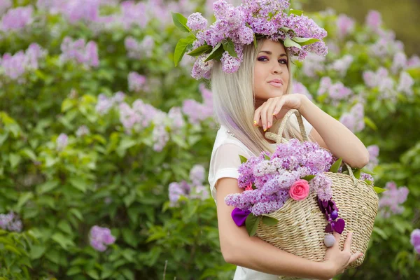 Retrato de primavera de uma menina bonita com lilás . — Fotografia de Stock