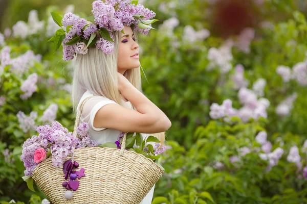 Lente portret van een mooi meisje met lila. — Stockfoto