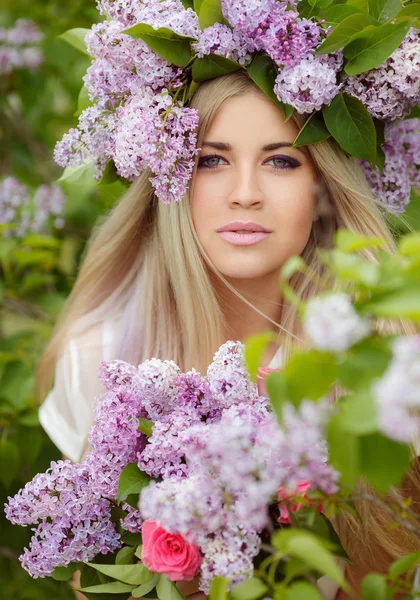 Portrait printanier d'une belle fille avec lilas . — Photo