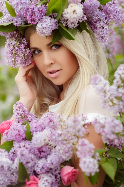 Lente portret van een mooi meisje met lila. — Stockfoto