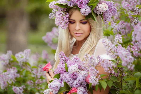 Våren porträtt av en vacker flicka i lila. — Stockfoto