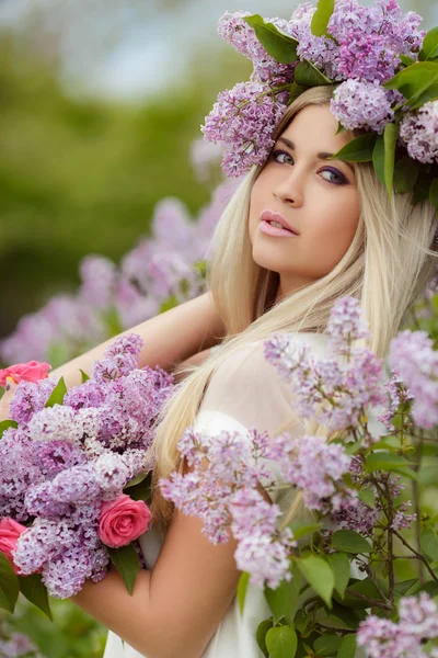 Retrato de primavera de una hermosa chica con lila . — Foto de Stock