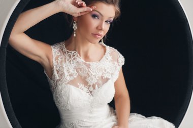 Mutlu gelin damat için bekliyor