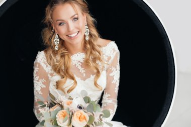 Mutlu gelin damat için bekliyor