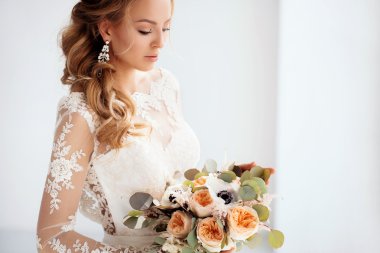 Mutlu gelin damat için bekliyor