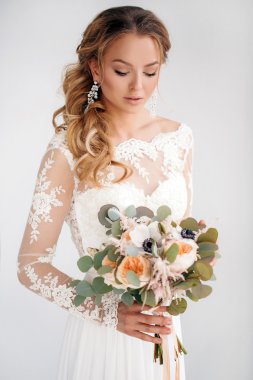 Mutlu gelin damat için bekliyor