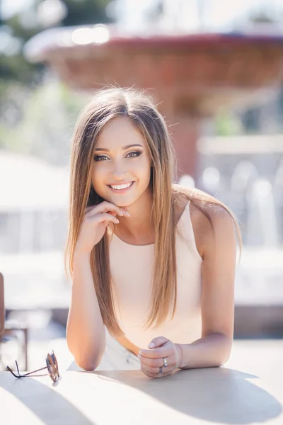 Hermosa chica en el fondo de la ciudad — Foto de Stock