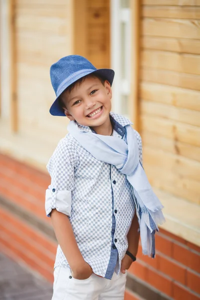 Porträt eines stylischen Jungen auf der Straße in der Nähe des Hauses — Stockfoto