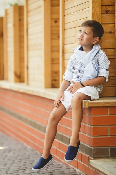 Портрет стильного мальчика на улице рядом с домом — стоковое фото