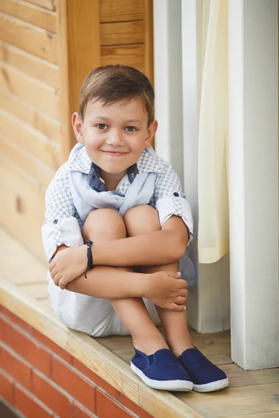 Ritratto di un ragazzo alla moda per strada vicino alla casa — Foto Stock