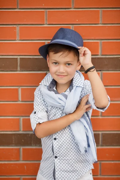 Porträtt av en snygg pojke på gatan nära huset — Stockfoto