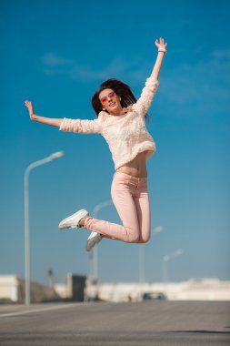 iyi bir ruh hali şehirde sokakta genç seksi kız