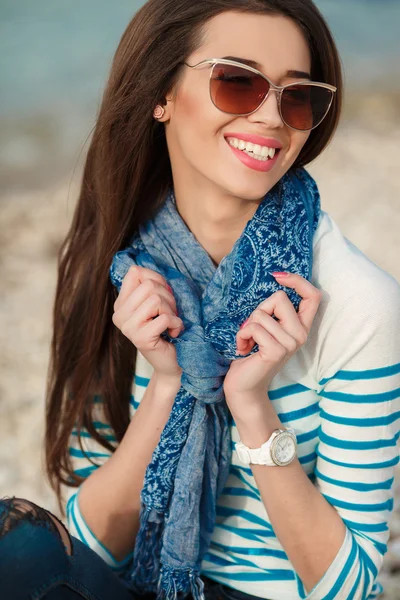 Modische junge Frau am Strand im Herbst. — Stockfoto