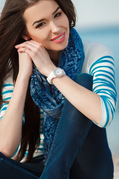 Fashionable young woman on the beach in the fall. — Stock Photo, Image