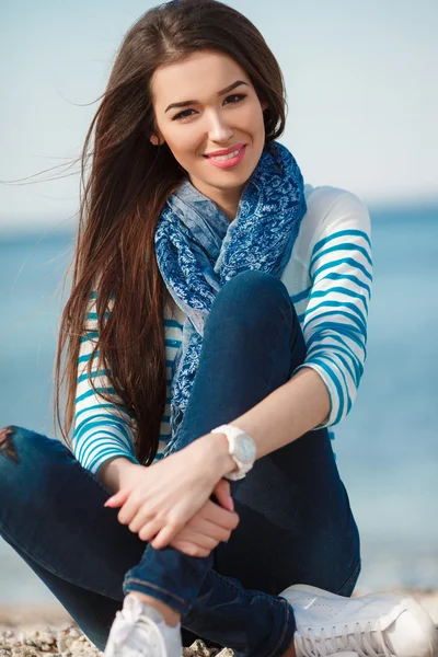 Fashionable young woman on the beach in the fall. — Stock Photo, Image