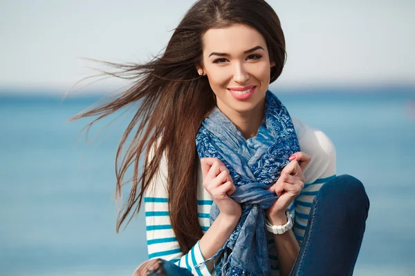Fashionabla unga kvinnan på stranden i höst. — Stockfoto