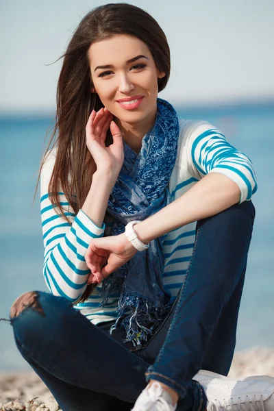 Модная молодая женщина на пляже осенью . — стоковое фото