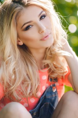 güzel bir kadın portresi yaz.