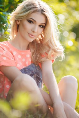 güzel bir kadın portresi yaz.