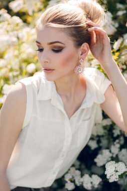 bir çiçekli bahar bahçe güzel mutlu kadın.