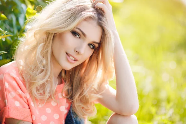 Retrato de verano de una mujer hermosa . —  Fotos de Stock