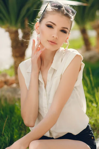 Beautiful woman on vacation in the tropics — Stock Photo, Image