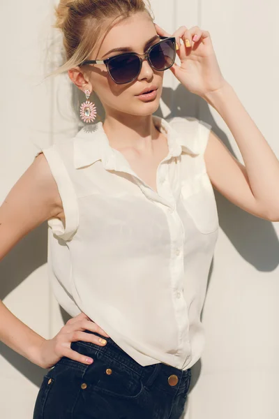 Portrait of young pretty woman in summer — Stock Photo, Image