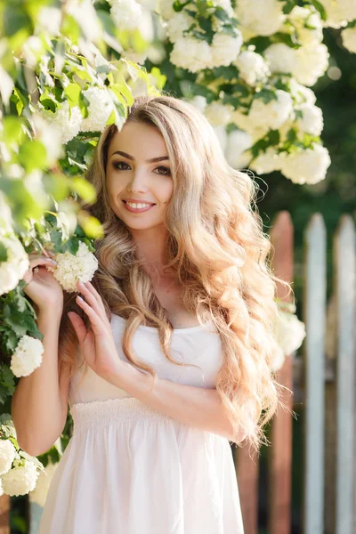 Retrato de primavera de una mujer hermosa . — Foto de Stock