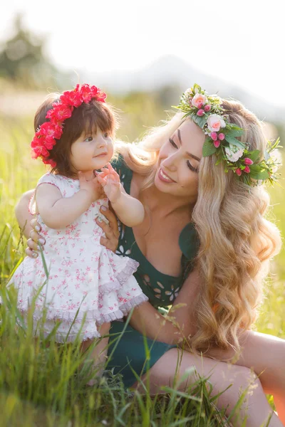 Mujer feliz con un niño descansando en la naturaleza — Foto de Stock