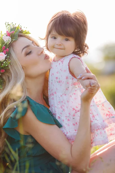 Femme heureuse avec un enfant reposant sur la nature — Photo