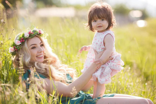 Glückliche Frau mit einem Kind, das sich auf der Natur ausruht — Stockfoto