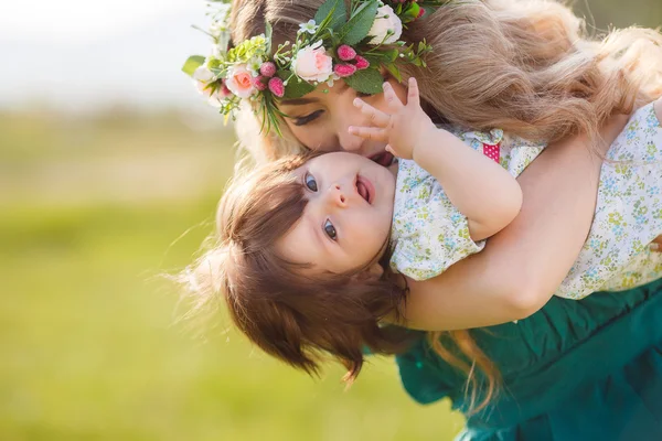 Mujer feliz con un niño descansando en la naturaleza — Foto de Stock