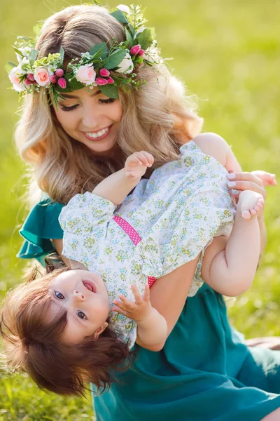 Happy woman with a child resting on the nature — Stock Photo, Image