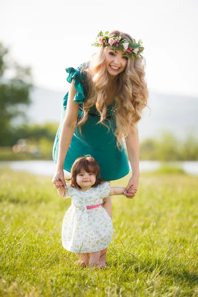 Femme heureuse avec un enfant reposant sur la nature — Photo