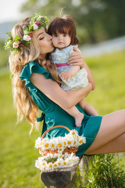 Glückliche Frau mit einem Kind, das sich auf der Natur ausruht — Stockfoto