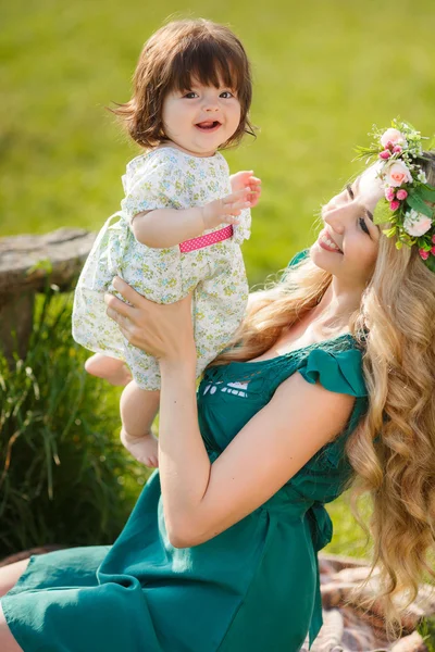 Femme heureuse avec un enfant reposant sur la nature — Photo