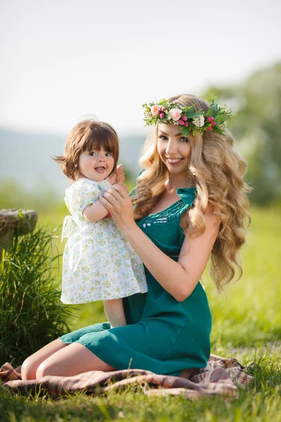 Femme heureuse avec un enfant reposant sur la nature — Photo