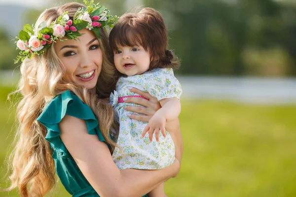 Mujer feliz con un niño descansando en la naturaleza —  Fotos de Stock