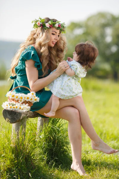 Femme heureuse avec un enfant reposant sur la nature — Photo