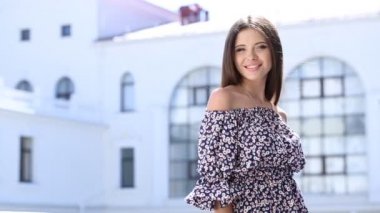 güneşli bir günde şehir binaları karanlıkta istirahat güzel kız