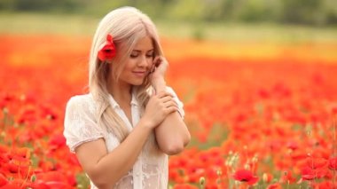 çiçekli alanındaki kırmızı poppies, genç güzel kadın.