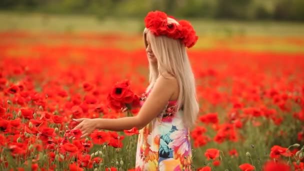mladá krásná žena v květované oblasti červené Vlčí máky.