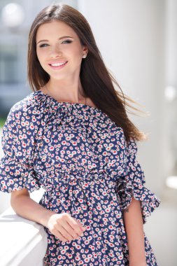 Kameraya bakarak düz uzun kahverengi saçlı güzel kadın fotoğrafı