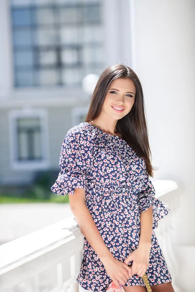 Foto einer schönen Frau mit langen glatten braunen Haaren, die in die Kamera schaut — Stockfoto