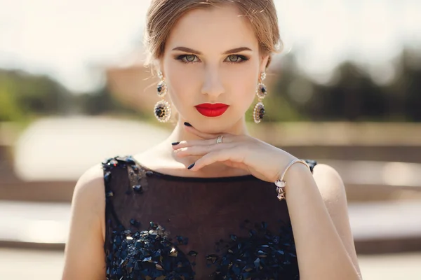 Portrait of the young beautiful smiling woman outdoors — Stock Photo, Image