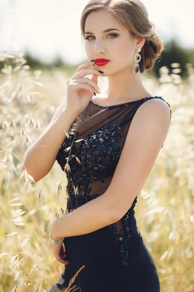 Retrato de la joven hermosa mujer sonriente al aire libre — Foto de Stock